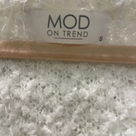 MOD On Trend | White Cropped Sweater with Tie detail - Picture 3 of 3